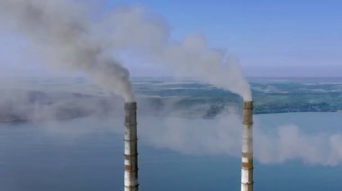 Kömür santralinin havadan görünüşü yüksek borular, siyah baca yığını atmosferi kirletiyor. Fosil yakıt kavramına sahip elektrik üretimi