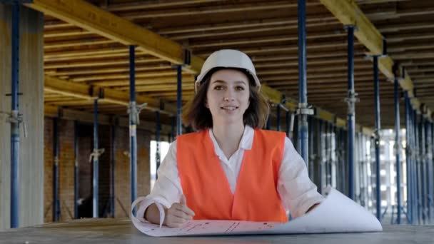 Arquiteto Engenheiro Trabalhando Navegando Projeto Construção Interior Canteiro Obras Com — Vídeo de Stock