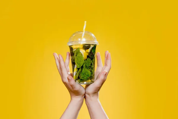 Mojito Cocktail Een Plastic Glas Met Een Buis Een Gele — Stockfoto