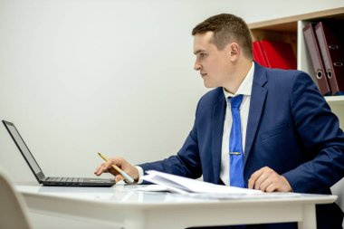 İşyerindeki avukat başarı tasması yönetici noter broker avukat şirket kavramı. Yoğunlaştırılmış yakışıklı, dalgın, zeki, emlakçı iş yerinde ağ defteri kullanarak işe alım yapıyor..