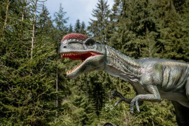 Parkta bir sürü farklı dinozor var..