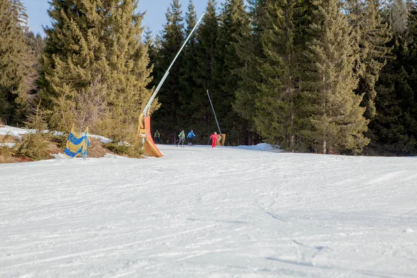 Skifahrer Und Sessellifte Des Skigebiets Der Ukraine — Stockfoto