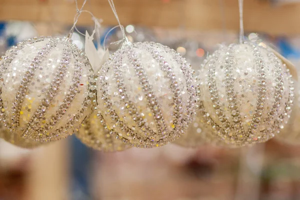 Noel ağacında Noel oyuncağı. Yeni yıl süsü. Madalyalı dükkan penceresi.