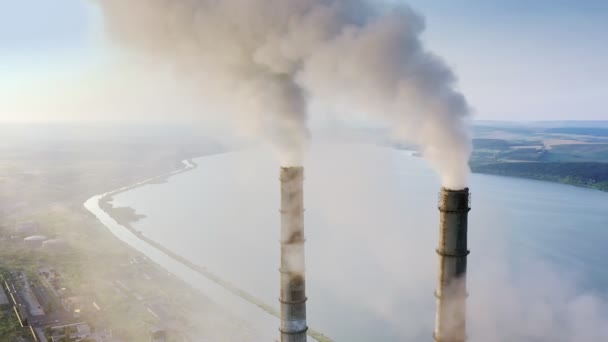 Vista Aérea Las Altas Tuberías Las Centrales Eléctricas Carbón Con — Vídeos de Stock