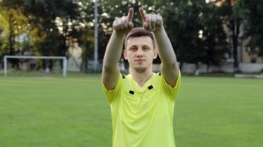 Hakem VAR izlemeye ya da kuralları çiğnemeye gider ve ceza gösterir, sarı ya da kırmızı kart. Spor anlayışı, kural ihlali, ofsayt.