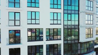 Yeni apartman cephesinin birçok penceresi yapım aşamasında. Gayrimenkul geliştirme