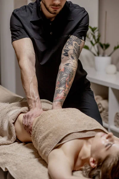 Close up de terapeuta fazendo massagem estomacal em mulher no spa — Fotografia de Stock