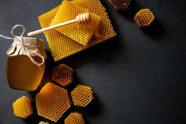 Potje Honing Met Honingraat Zwarte Tafel Bovenaanzicht Ruimte Voor Tekst — Stockfoto