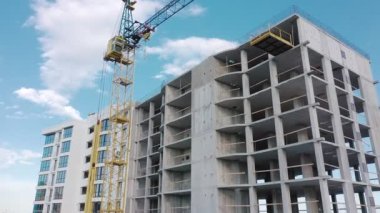 İnşaat halindeki yüksek apartmanın havadan görüntüsü. Gayrimenkul geliştirme