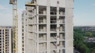 İnşaat halindeki yüksek apartmanın havadan görüntüsü. Gayrimenkul geliştirme