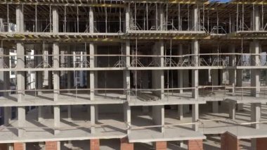 İnşaat halindeki yüksek apartmanın havadan görüntüsü. Gayrimenkul geliştirme
