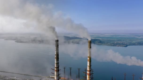 Flygfoto av kolkraftverk höga rör med svart röksten förorenande atmosfär. Elproduktion med fossilbränslekoncept. — Stockvideo
