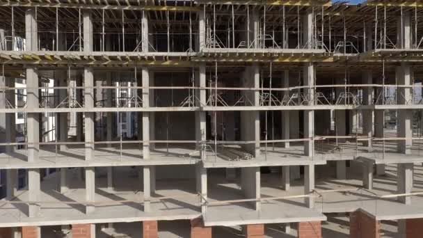 Vista aérea del alto edificio de apartamentos residenciales en construcción. Desarrollo inmobiliario — Vídeos de Stock