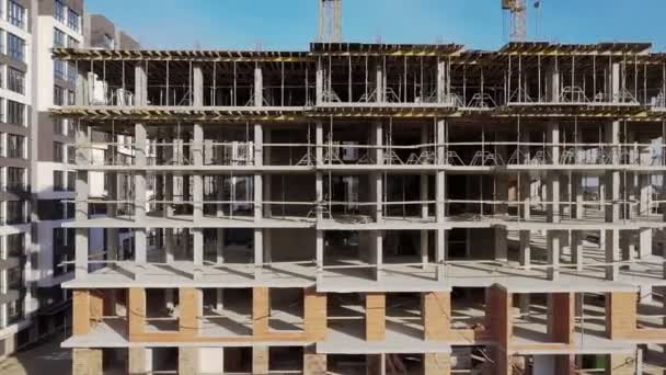 Vista aérea del alto edificio de apartamentos residenciales en construcción. Desarrollo inmobiliario — Vídeos de Stock