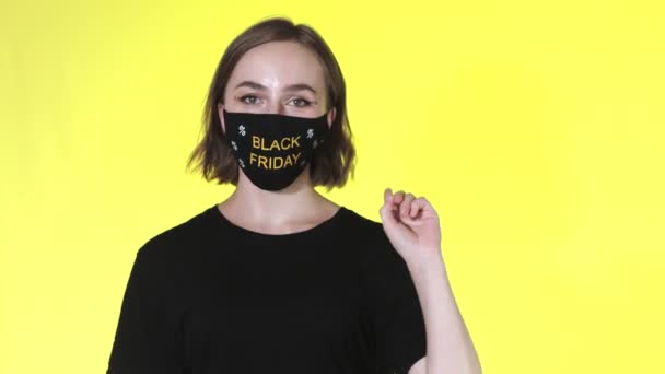 Mulher Máscara Facial Com Sacos Compras Black Friday Nas Mãos — Vídeo de Stock
