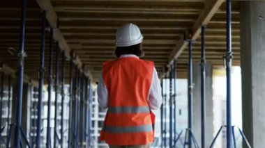 İnşaat alanında çalışan mühendis ya da mimar. İnşaat alanında tabletli bir kadın. İnşaat konsepti.