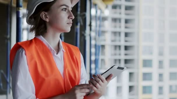 Engenheiro Arquiteto Trabalhando Canteiro Obras Uma Mulher Com Tablet Num — Vídeo de Stock