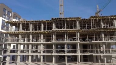 İnşaat halindeki yüksek apartmanın havadan görüntüsü. Gayrimenkul geliştirme.
