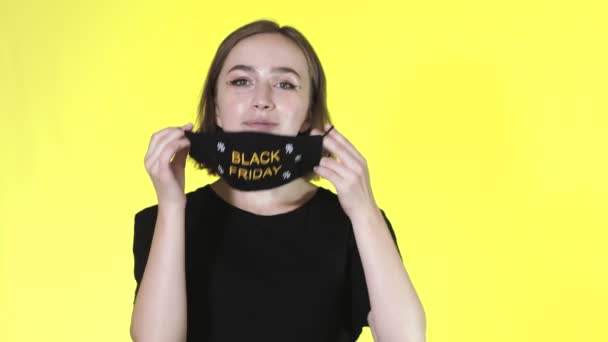 Žena Masce Nákupními Taškami Black Friday Ruce Prodej Během Pandemie — Stock video