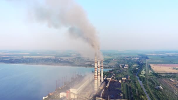 Vista Aérea Usina Carvão Tubos Altos Com Fumaça Preta Atmosfera — Vídeo de Stock