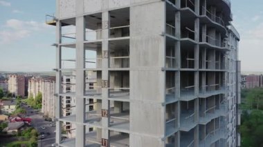 İnşaat halindeki yüksek apartmanın havadan görüntüsü. Gayrimenkul geliştirme.