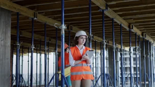 Inżynier Lub Architekt Pracujący Budowie Kobieta Tabletem Placu Budowy Koncepcja — Wideo stockowe