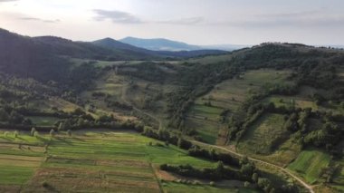 Eğimli yamaç ve süslü püslü Karpatlar 'ın hava manzarası. Hava aracı görünümü.