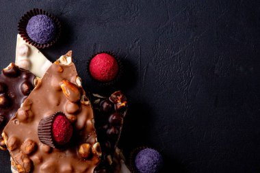 Çikolata, ezilmiş çikolata ve fındık parçaları. Çikolatalı Praline tatlılar. Boşluğu kopyala.