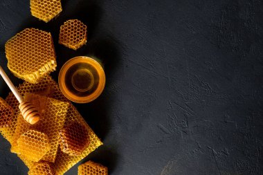 Siyah masasında bal peteği olan bal, üst manzara. Metin için boşluk.