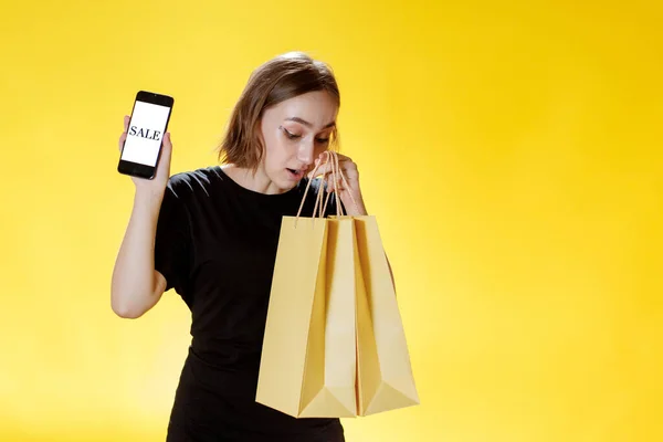 Vit Ung Kvinna Ler Och Håller Mobiltelefon Och Shopping Paket — Stockfoto