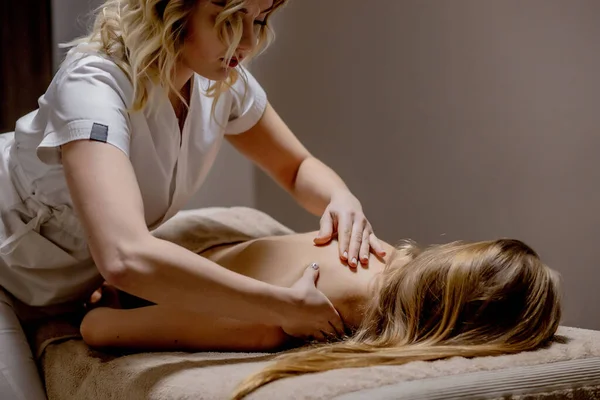 Péče o tělo. Mladá dívka při masáži, relaxace v lázeňském salonu, detailní záběr — Stock fotografie