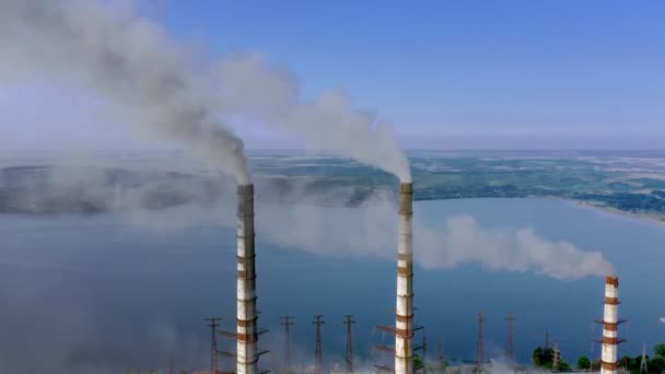 Widok Powietrza Elektrownię Węglową Wysokie Rury Czarnym Komina Atmosfery Zanieczyszczającej — Wideo stockowe