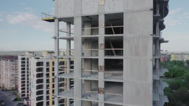 İnşaat halindeki yüksek apartmanın havadan görüntüsü. Gayrimenkul geliştirme.