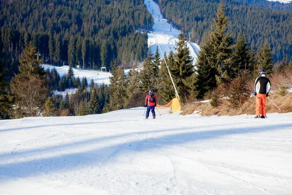 Skiërs Stoeltjesliften Van Het Skigebied Oekraïne — Stockfoto