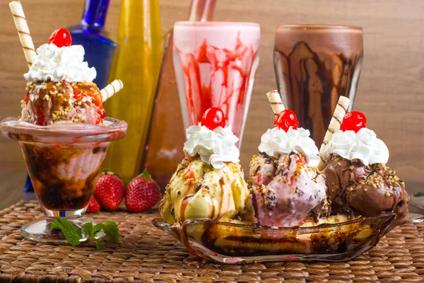 Milkshake, fruktglass och banana split — Stockfoto