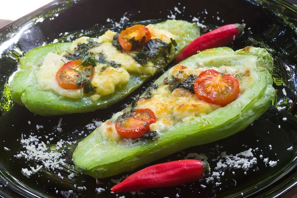 Chayote doldurulmuş peynir ile