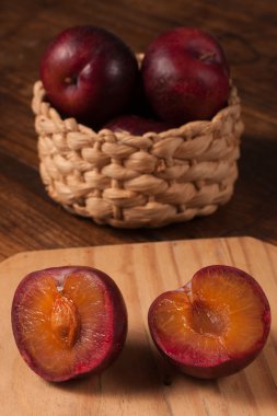 Taze erikler sepette