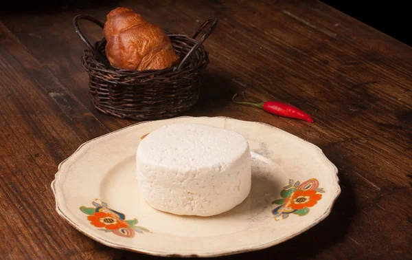 Рикотта сыр на тарелке — стоковое фото
