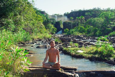 Kayanın üzerinde meditasyon adam