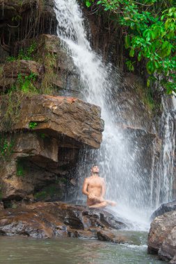 Kayanın üzerinde meditasyon adam 