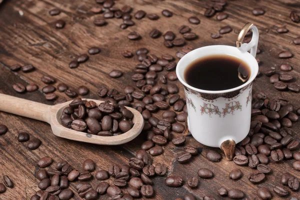 Granos de café y una taza — Foto de Stock