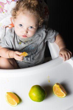 Portakal yeme çocuk