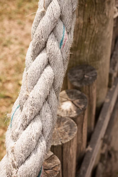 Valla de madera con cuerda —  Fotos de Stock
