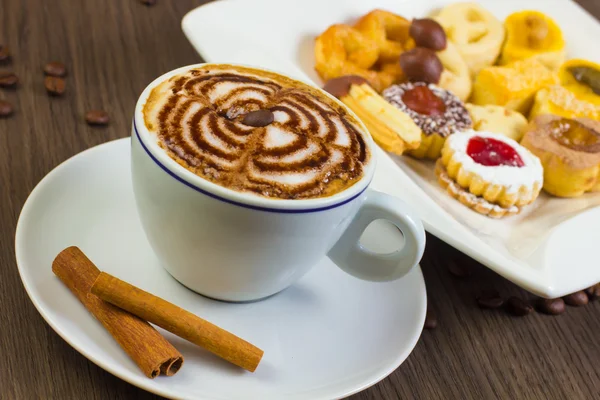 Cappuccino met melk cookies — Stockfoto