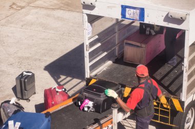 Uçağa yerleştirilen çanta