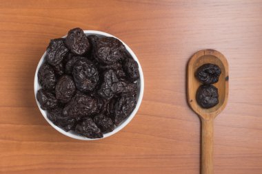 Bir kase içine kuru erik