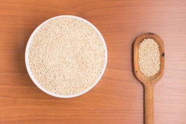 Quinoa tohumları bir kasenin içine