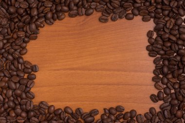 Kahve çekirdekleri çerçeve ahşap bir masa üzerine