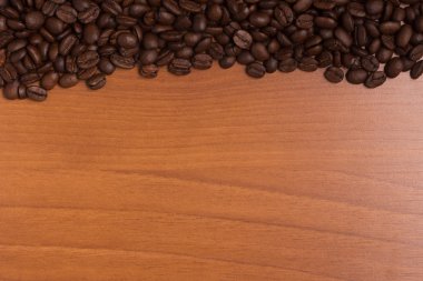 Kahve çekirdekleri çerçeve ahşap bir masa üzerine