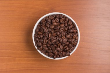 Kahve çekirdekleri bir kase içine. Coffea arabica